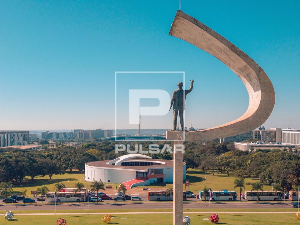 Escultura de Juscelino Kubitschek obra de Honório Peçanha e Memorial dos Povos Indígenas projeto de Oscar N