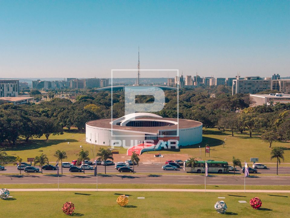 Esferas de Darlan Rosa , avenida , Memorial dos Povos Indígenas projeto de Oscar Niemeyer e ao fundo Torre de