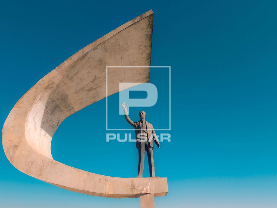 Escultura de Juscelino Kubitschek obra de Honório Peçanha no Memorial JK - Praça do Cruzeiro - Eixo Monumen