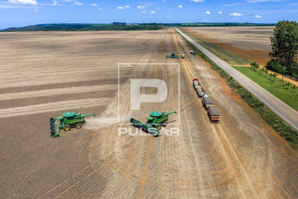 Vista de drone de colheita mecanizada de soja
