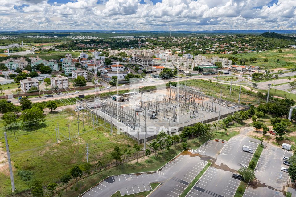 Vista de drone da subestação de energia no Bairro Paiaguás - prédios residenciais ao fundo