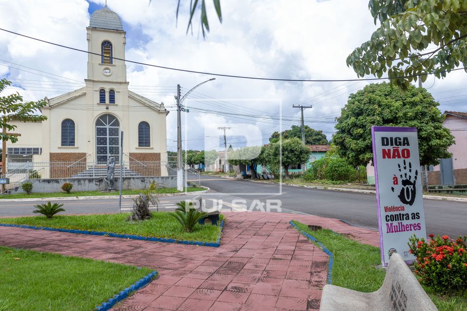 Placa em praça contra a violência contra as mulheres - Igreja Matriz São Sebastião ao fundo