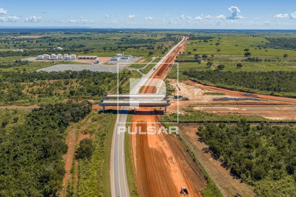 Vista de drone de obras de duplicação das BR-163 e 364 viaduto na confluência no final do Contorno Leste.