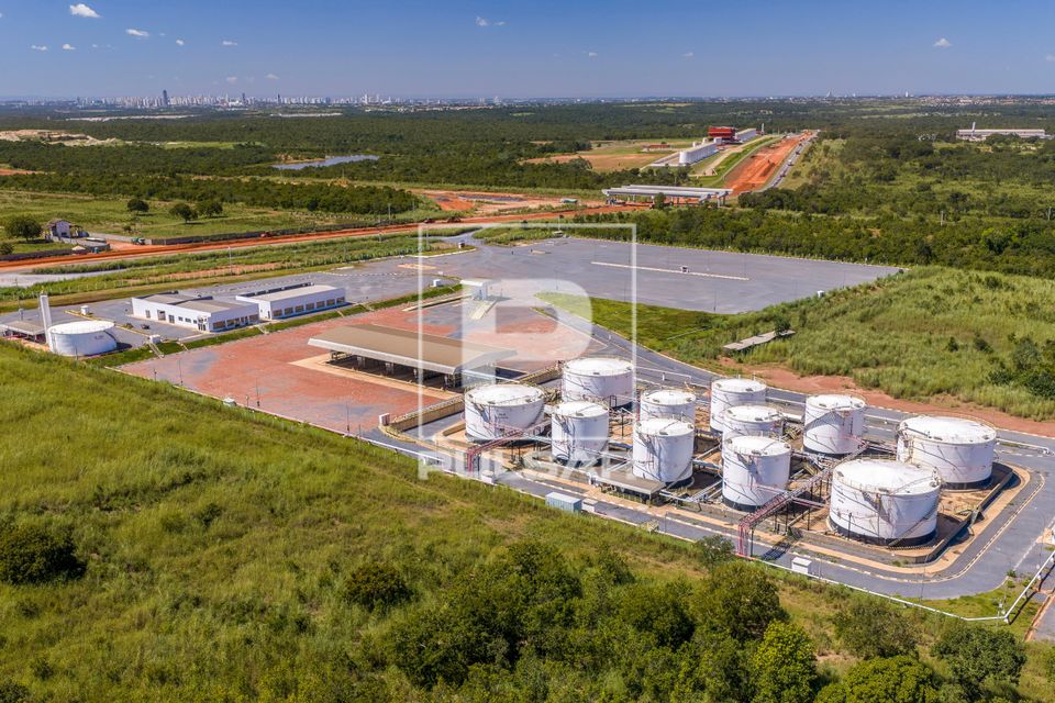 Vista de drone de industria de médio porte de processamento de biodiesel 
