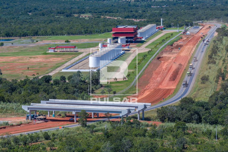Vista de drone de industria de grande porte de processamento de biodiesel ao lado da BR-163 e 364