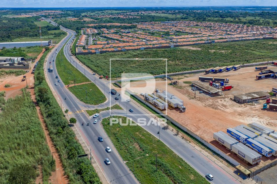 Vista de drone da rodovia Mario Andreazza MT-444 - condomínio residencial à direita