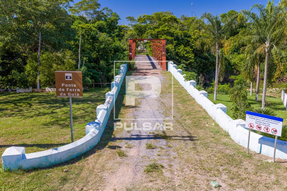 Vista de drone da Ponte de Ferro da Guia sobre Rio Coxipó-Açú