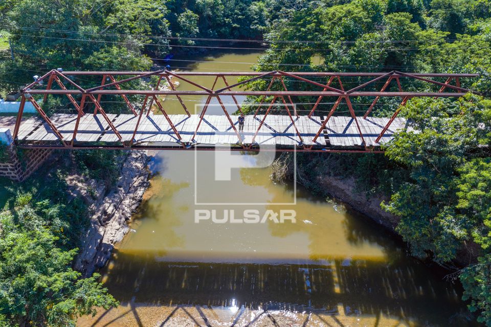 Vista de drone da Ponte de Ferro da Guia sobre Rio Coxipó-Açú