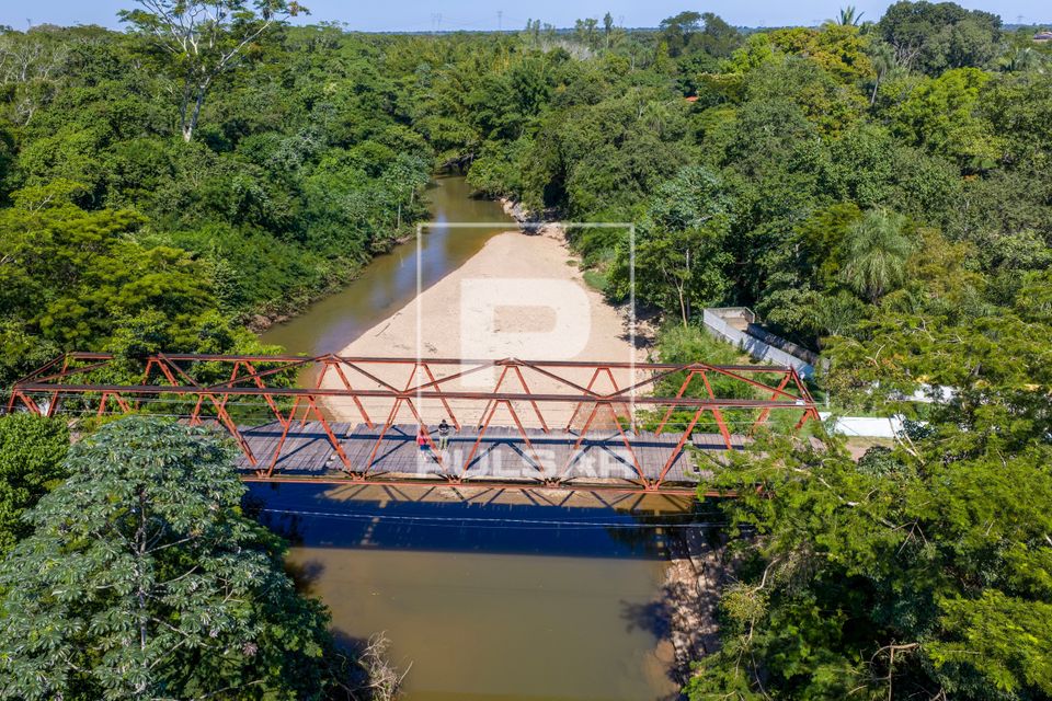 Vista de drone da Ponte de Ferro da Guia sobre Rio Coxipó-Açú