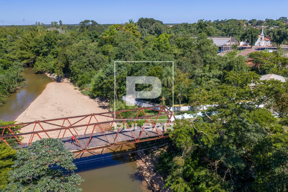 Vista de drone da Ponte de Ferro da Guia sobre Rio Coxipó-Açú