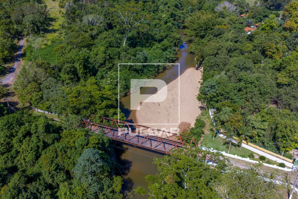 Vista de drone da Ponte de Ferro da Guia sobre Rio Coxipó-Açú