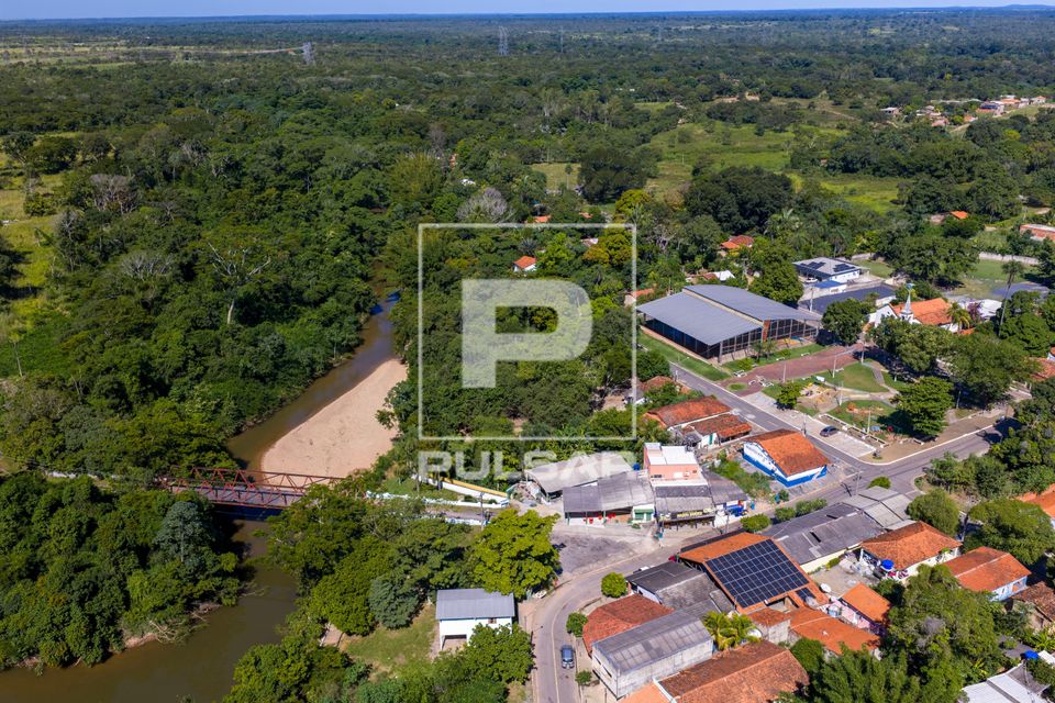 Vista de drone da Ponte de Ferro da Guia sobre Rio Coxipó-Açú