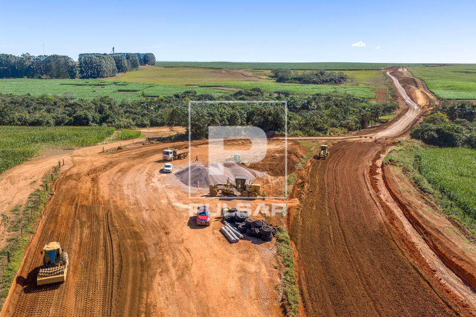 Vista de drone de obra viária para pavimentação asfáltica da estrada estadual MT-403