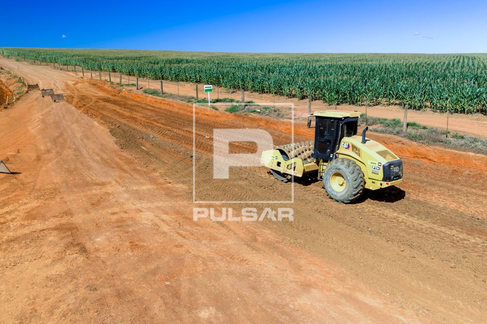 Vista de drone de obra viária para pavimentação asfáltica da estrada estadual MT-403 ao lado de milharal