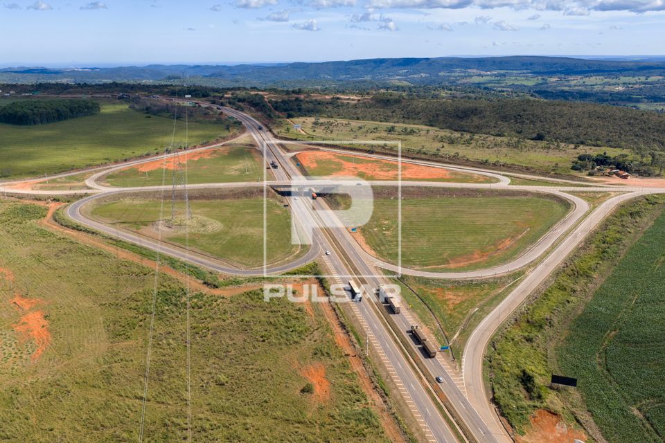 Vista de drone do trevo da rodovia BR-364 com a BR-070