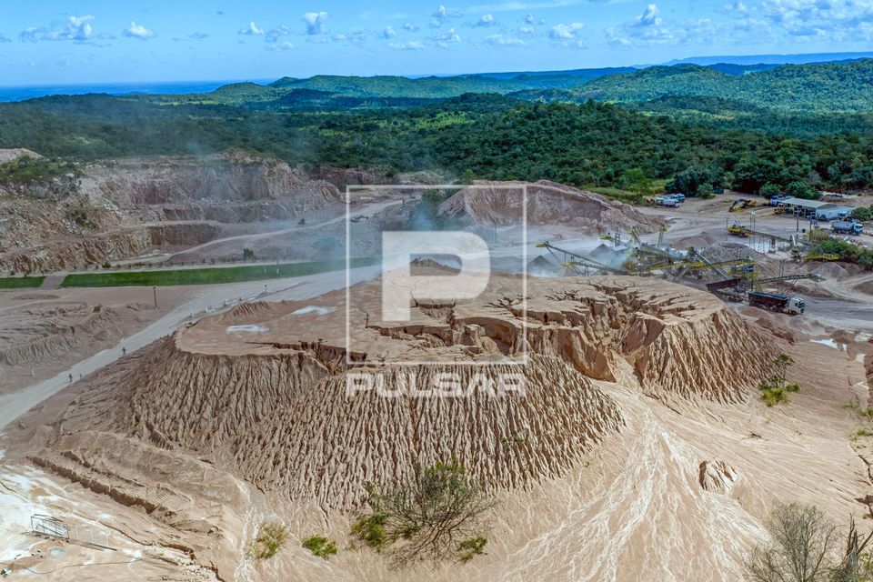 Vista de drone de pedreira de granito. Na frente o rejeito pó de pedra resultante da britagem