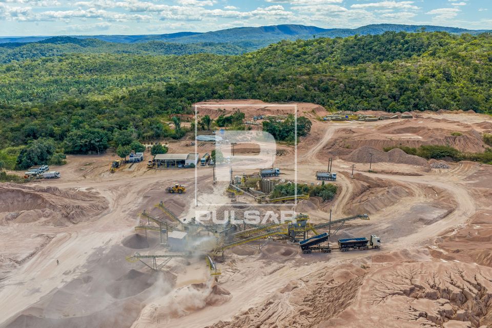 Vista de drone de pedreira de granito m atividade