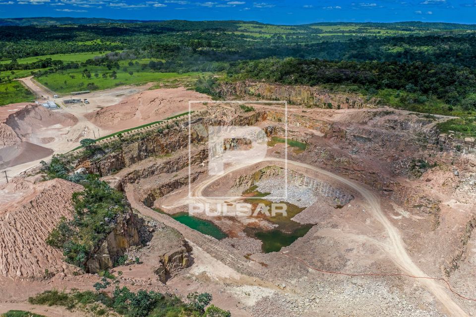 Vista de drone de pedreira de granito - bancadas que demonstram o avanço e a profundidade da extração 