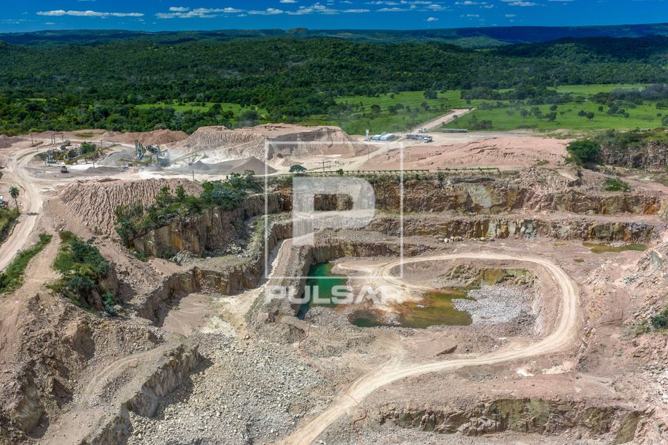 Vista de drone de pedreira de granito - bancadas que demonstram o avanço e a profundidade da extração 