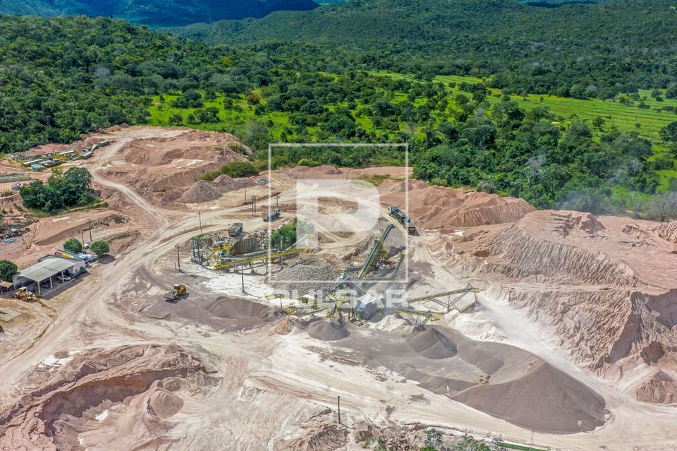 Vista de drone de pedreira de granito m atividade