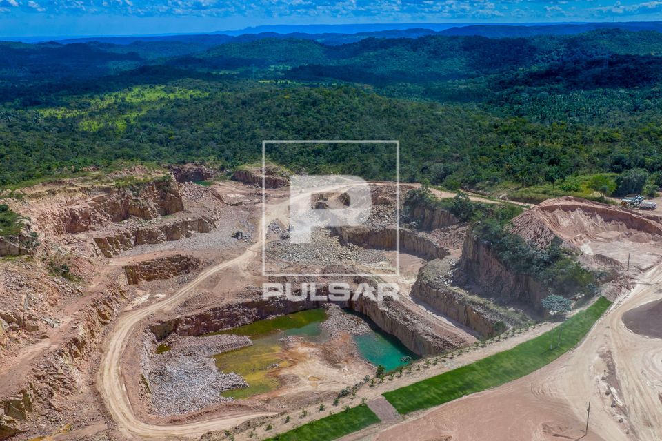 Vista de drone de pedreira de granito - bancadas que demonstram o avanço e a profundidade da extração 