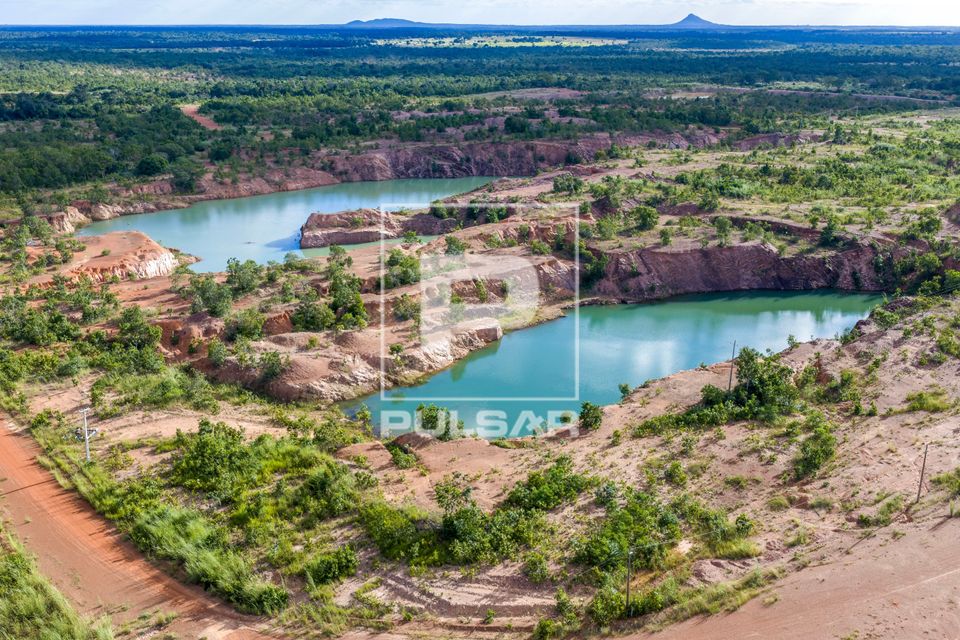 Vista de drone de cava de mineração de ouro desativada cheia de água da chuva