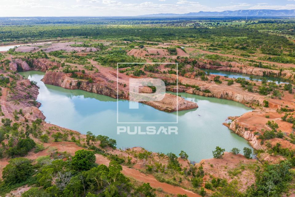 Vista de drone de cava de mineração de ouro desativada cheia de água da chuva