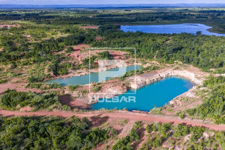 Vista de drone de cava de mineração de ouro desativada cheia de água da chuva