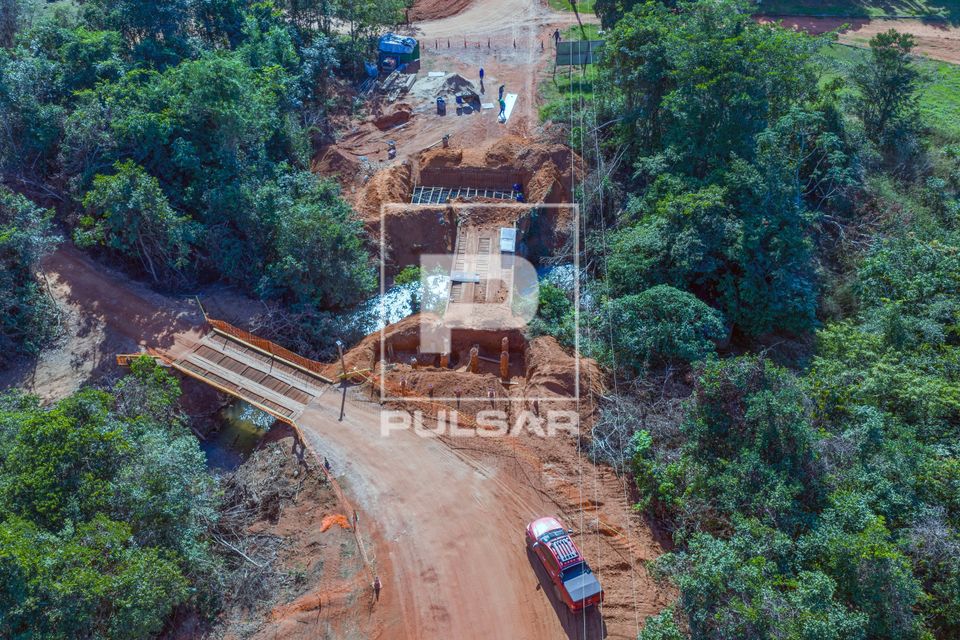 Vista de drone de construção de cabeceiras de ponte de concreto na estrada estadual MT-515 - à direita pont