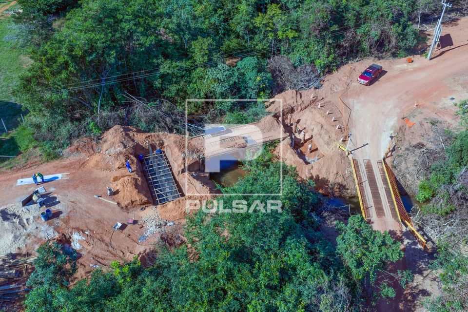 Vista de drone de construção de cabeceiras de ponte de concreto na estrada estadual MT-515 - à direita pont