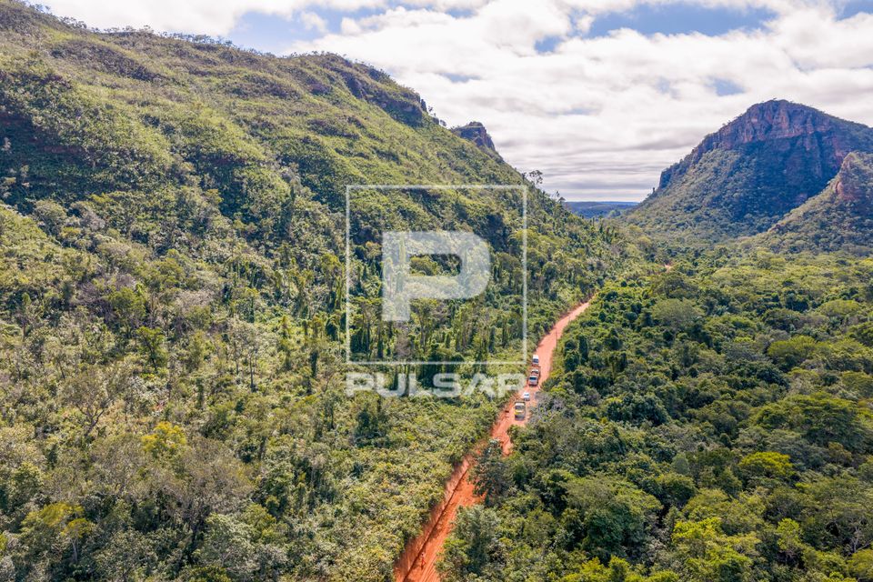 Vista de drone de estrada estadual MT-515 sem pavimento asfáltico