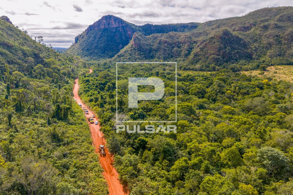 Vista de drone de estrada estadual MT-515 sem pavimento asfáltico