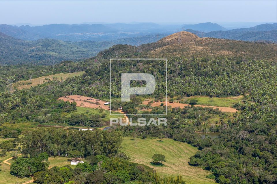 Vista da drone do Batólito Granítico de São Vicente - relevo topo positivo classico originário de intrusã