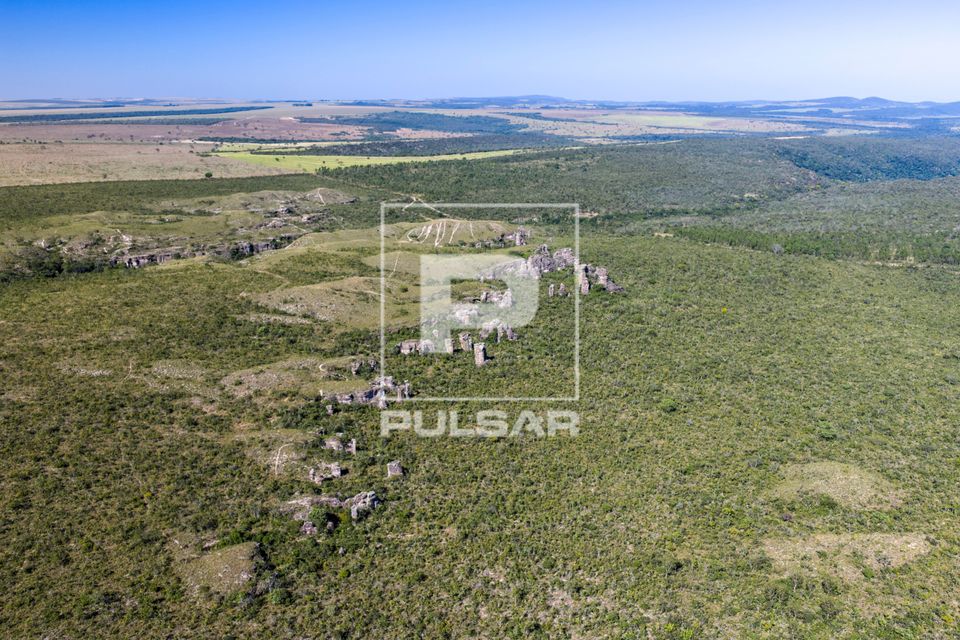 Vista de drone da Cidade de Pedras de Campo Verde na borda da Bacia do Paraná formada por arenitos e conglome