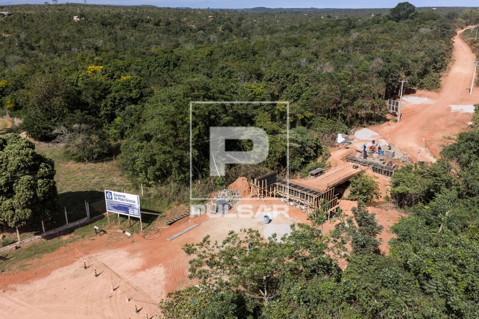 Vista de drone de obras de ponte de concreto na Rodovia MT-515 no destaque caixaria das cabeceiras mostrando o