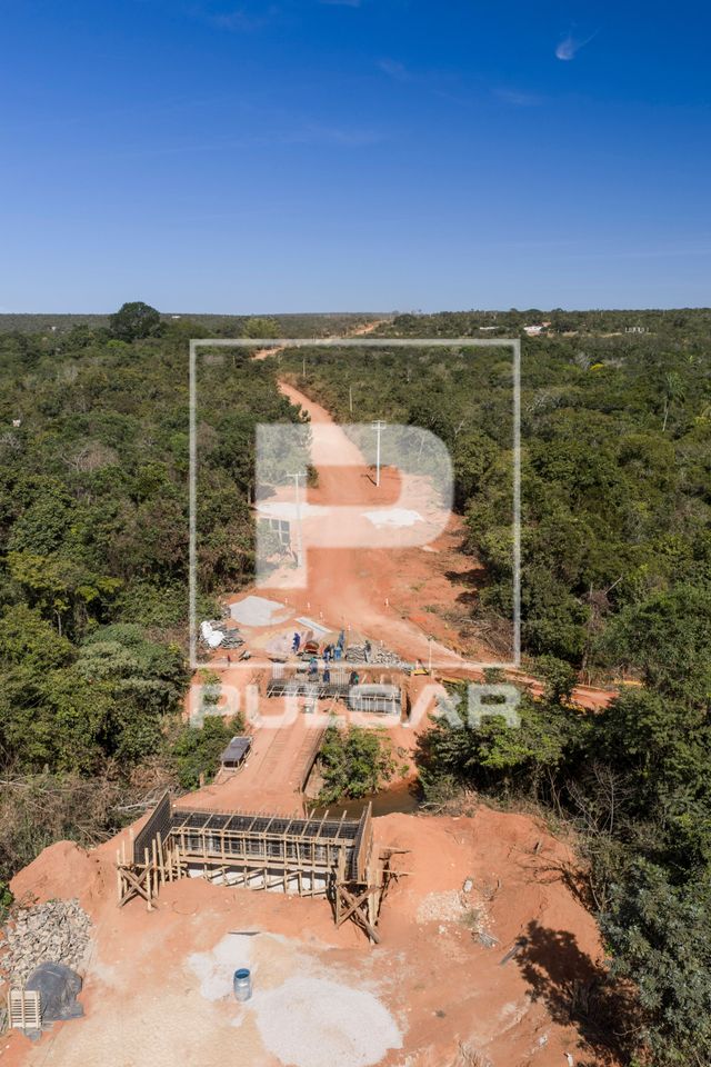 Vista de drone de obras de ponte de concreto na Rodovia MT-515 no destaque caixaria das cabeceiras mostrando o
