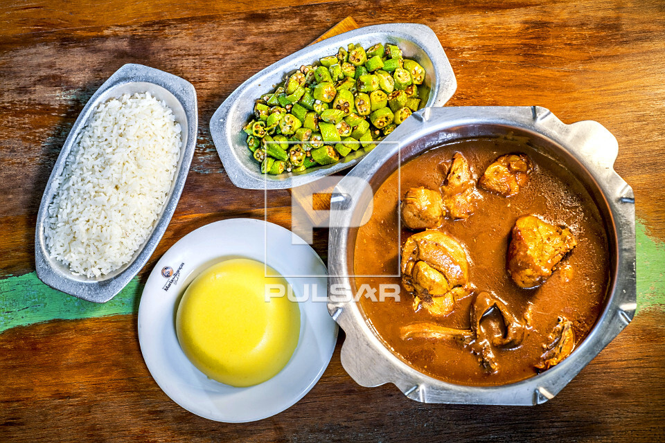 Frango caipira ensopado , com arroz , quiabo e angu - 