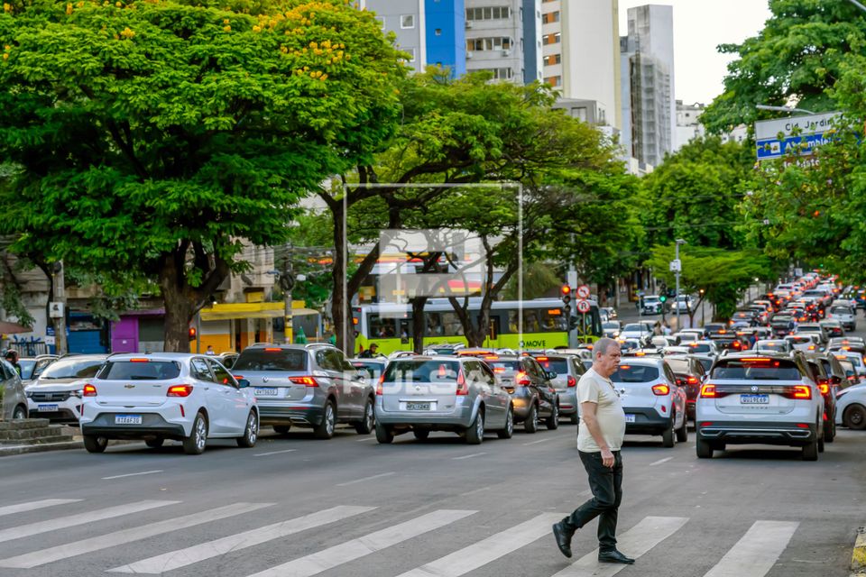 Pedestre atravessando faixa e trânsito congestionado na Avenida Bias Fortes