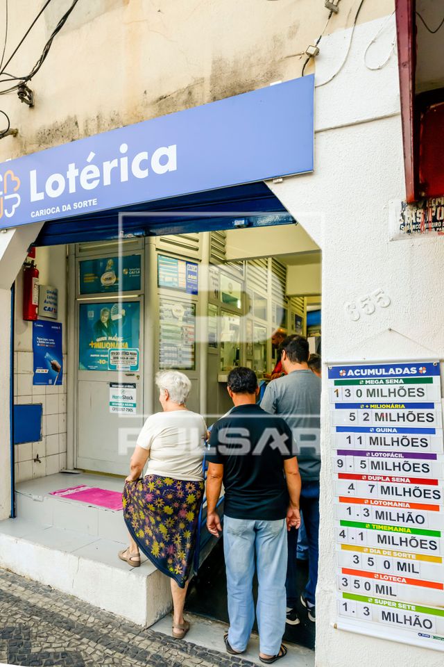 Pessoas aguardando atendimento em casa lotérica