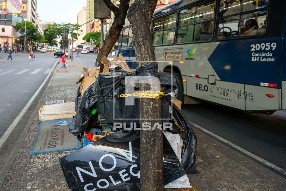 Barraca e pertences de morador de rua presos com corrente