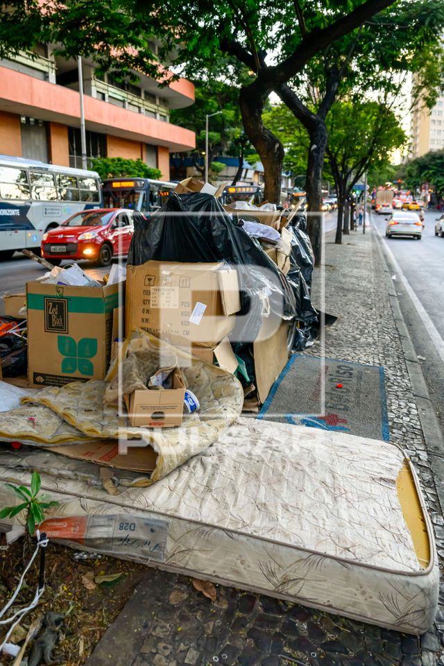 Barraca e pertences de morador de rua na calçada