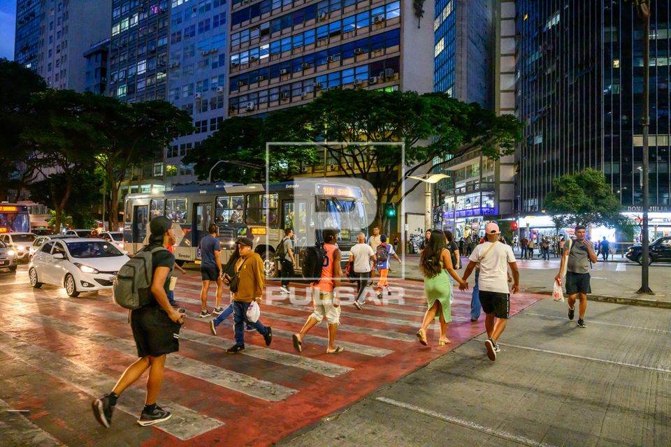 Pedestres atravessado na faixa da Praça Sete de Setembro