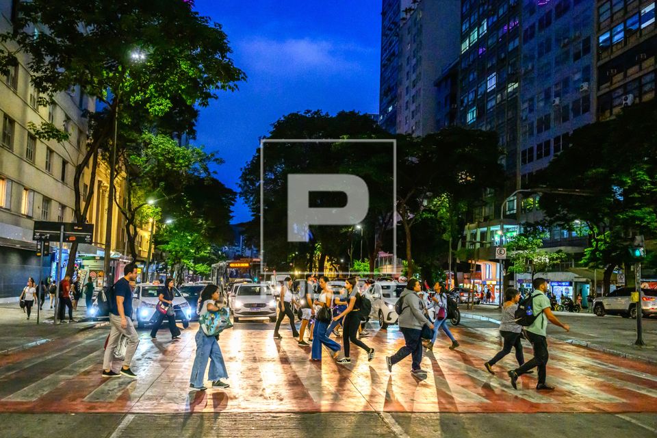 Pedestres atravessado na faixa da Praça Sete de Setembro