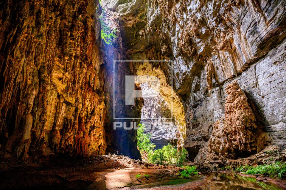 Raio de sol entrando na Gruta do Janelão - Parque Nacional Cavernas do Peruaçu - transição dos biomas caat