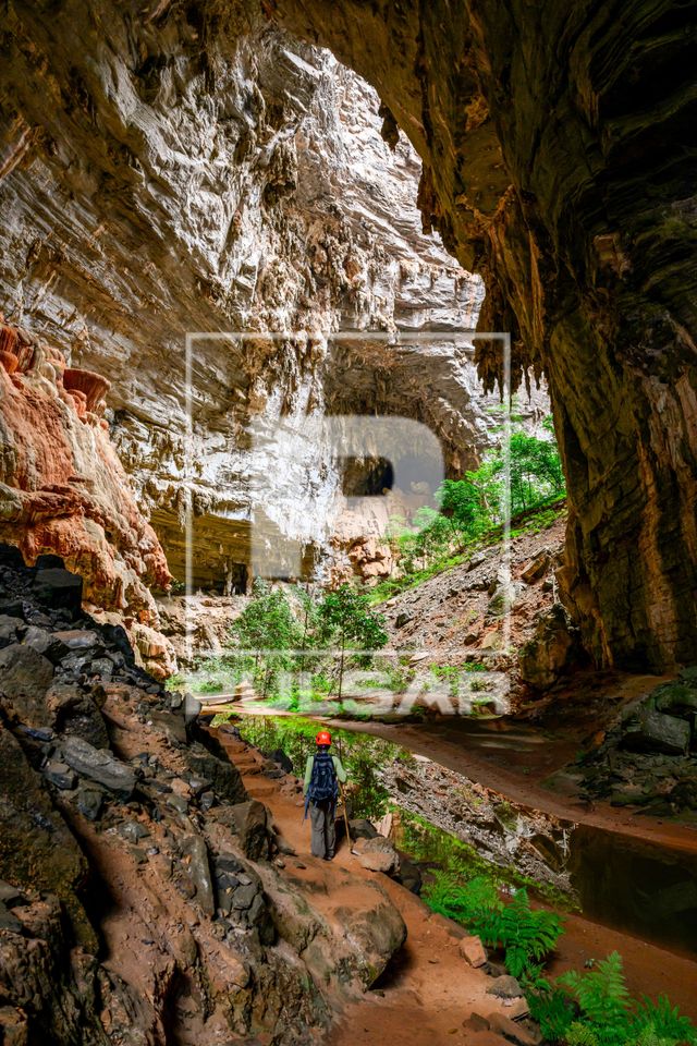 Pessoa na trilha para a Gruta do Janelão - Parque Nacional Cavernas do Peruaçu - transição dos biomas caat
