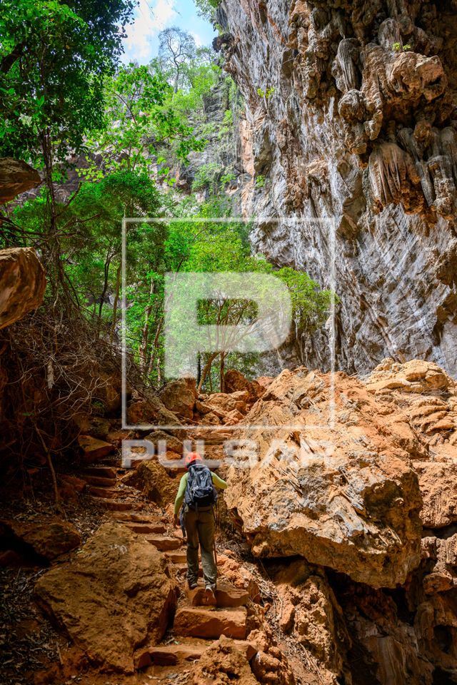 Pessoa na trilha para a Gruta do Janelão - Parque Nacional Cavernas do Peruaçu - transição dos biomas caat