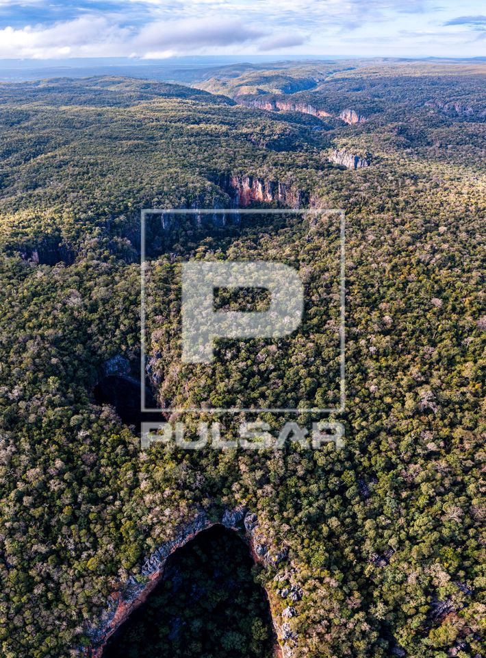 Vista de drone de formações rochosas de calcário e relevo cárstico , floresta estacional semi decidual no 