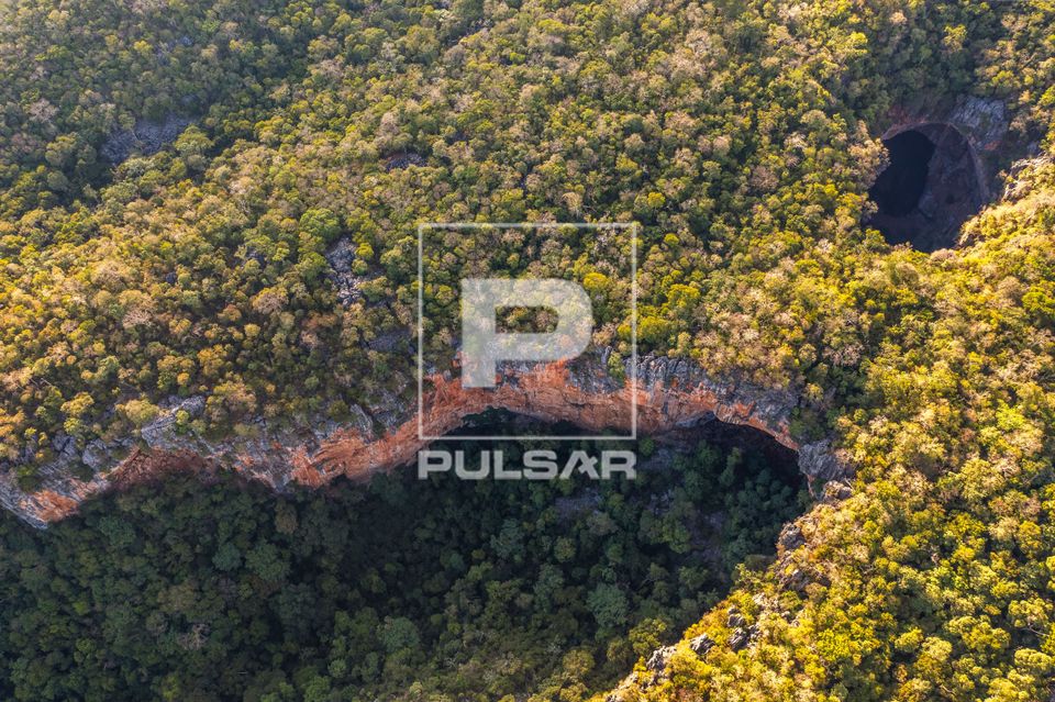 Vista de drone de formações rochosas de calcário e relevo cárstico , floresta estacional semi decidual e m