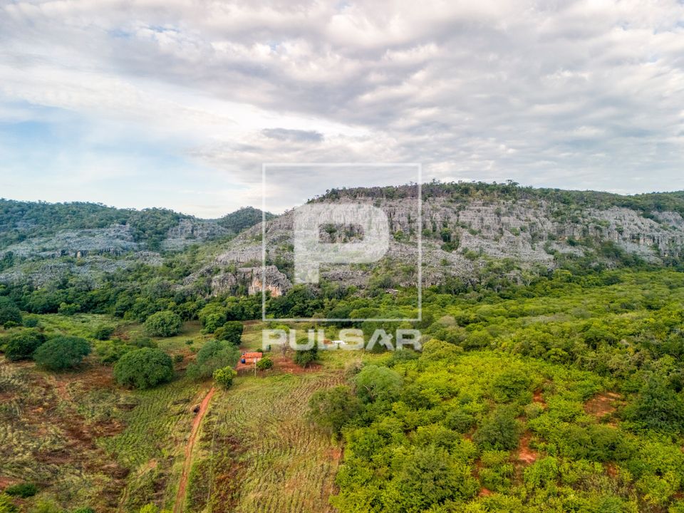 Vista de drone de formações rochosas no Parque Nacional Cavernas do Peruaçu - transição dos biomas caatin