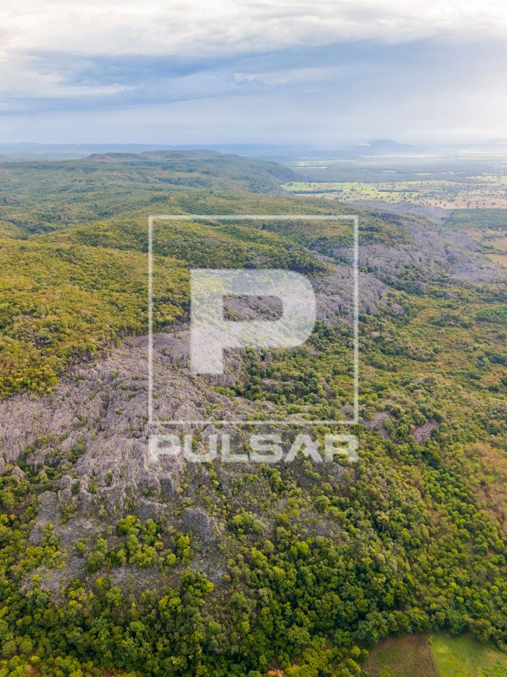 Vista de drone de formação rochosa no Parque Nacional Cavernas do Peruaçu - transição dos biomas caatinga